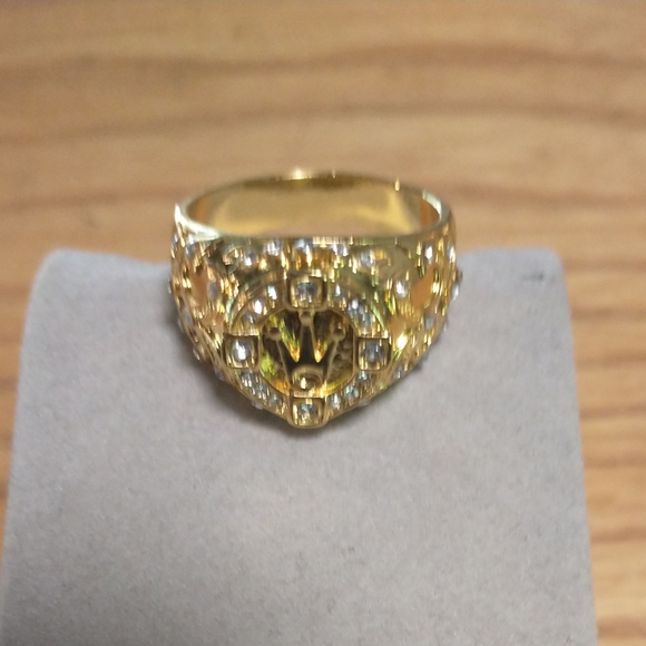 Elegant Gold Ring with Crystal Accents - Picture 1 of 1